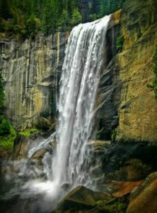 מפל ורנל Vernal Fall לאורך שביל הערפל בפארק לאומי יוסמיטי קליפורניה