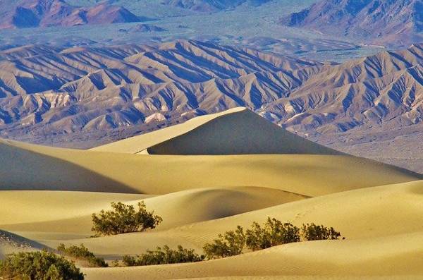 alt="דיונות-חול-בתוך-המדבר-הפארק-הלאומי-עמק-המוות">