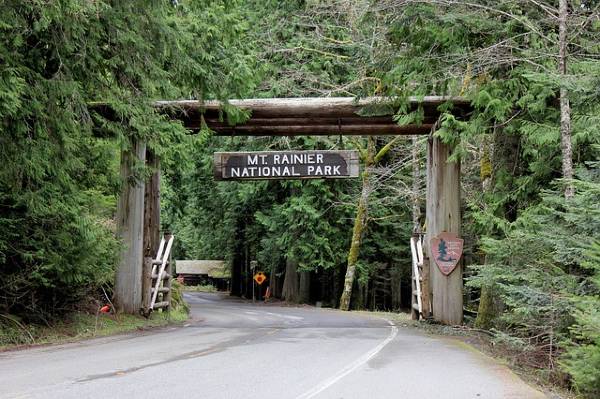 alt="שער-כניסה-לפארק-הלאומי-הר-רייניר">