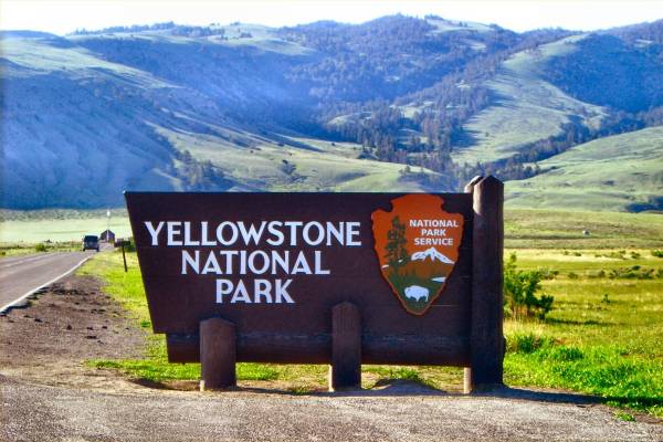 alt="שלט-כניסה-לפארק-הלאומי-ילוסטון">