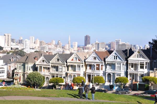 alt="כיכר-אלאמו-בתים-צבעוניים-ונוף-העיר-סן-פרנסיסקו">