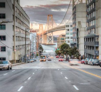 alt="רחוב-בסן-פרנסיסקו-ובקצה-גשר-המפרץ">