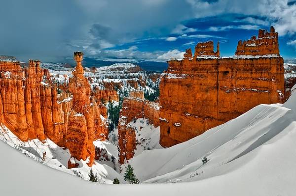alt="צריחי-אבן-וחול-חומים-אדומים-בתוך-שלג-לבן-הפארק-הלאומי-ברייס">