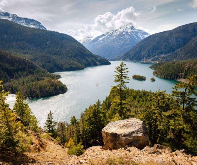 alt=אגם-יערות-הרים-מושלגים-הפארק-הלאומי-צפון-קסקייד-מדינת-וושינגטון>