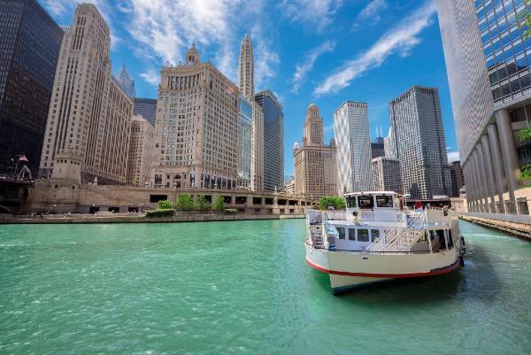 alt="סירה-בנהר-שיקגו-וסביב-מגדלים">