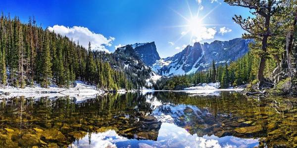 alt="אגם-בו-השתקפות-הרים-ועצים-הפארק-הלאומי-הרי-הרוקי-קולורדו">