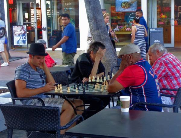 alt="אנשים-משחקים-שחמט-בפארק-הוואנה-הקטנה">