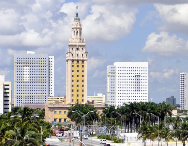 alt="מגדל-צהוב-עם-כיפה-ליד-מגדלי-משרדים-מיאמי-פלורידה">