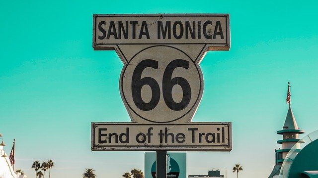 alt="שלט-הסיום-של-כביש-66-על-המזח-של-סנטה-מוניקה-קליפורניה">