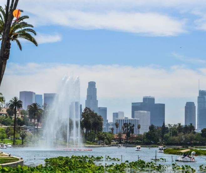 alt="אגם-מזרקה-גורדי-השחקים-של-לוס-אנג'לס">