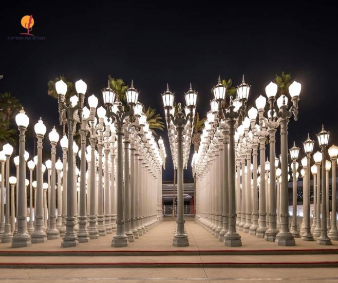 ~alt="מיצג-מנורות-מוזיאון-האומנות-לוס-אנג'לס">