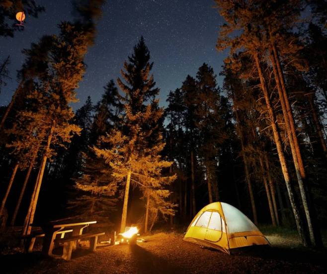 alt="אוהל-בלילה-תחת-הכוכבים-הפארקים-הלאומיים-סקויה-וקינגס-קניון">