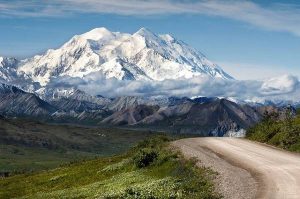 alt="כביש-עפר-ברקע-הר-דנאלי-מושלג">