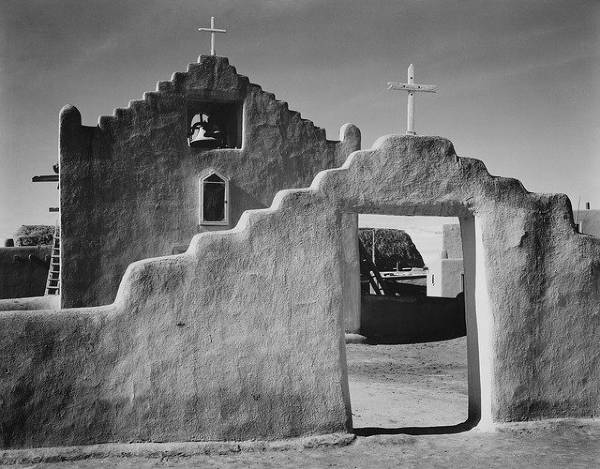 alt="תמונה-שחור-לבן-של-דלת-כניסה-לבית-בוץ-עם-צלב-עליו-ניו-מקסיקו">