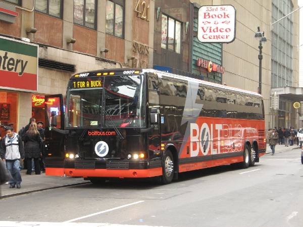 alt="אוטובוס-בינעירוניי-בצבעי-אדום-שחור-בניו-יורק-ארצות-הברית">