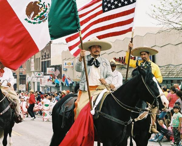alt="לטינים-לבושים-בתלבושת-מקסיקנית-במצעד-סינקו-דה-מאיו-ארצות-הברית">