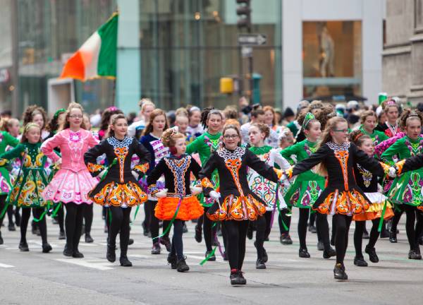 alt="ילדים-בתלבושות-איריות-מסורתיות-צועדים-בתהלוכת-סנט-פטריק-בניו-יורק">