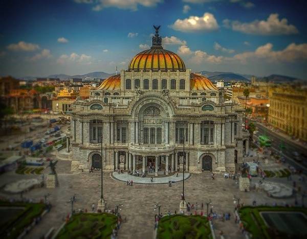 alt="ארמון-האומנויות-היפות-מלמעלה-מקסיקו-סיטי">