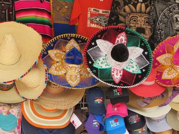 alt="חנות-כובעי-סומבררו-בחליסקו-מקסיקו">