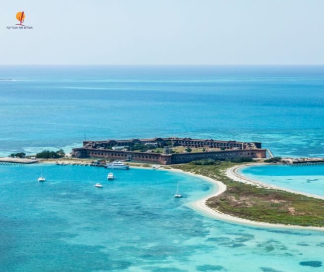 alt="מבט-ממטוס-על-האי-דריי-טרטוגס-מבצר-גפרסון-ושונית-האלמוגים-פלורידה">