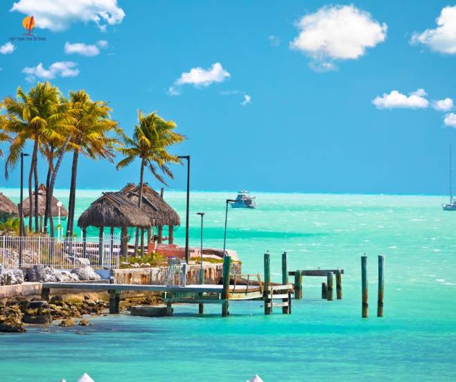 alt="בקתה-מזח-מים-צלולים-דקלים-האי-מרתון-פלורידה">