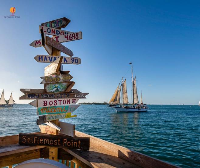 alt="סירה-ים-שלטים-קי-וסט">