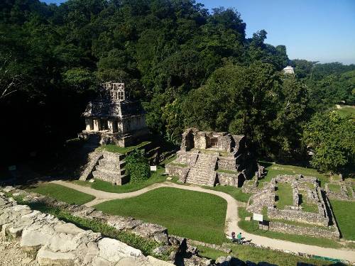alt="שרידי-בתים-ופרמידות-בעיר-העתיקה-פלנקה-צ'יאפס-מקסיקו>