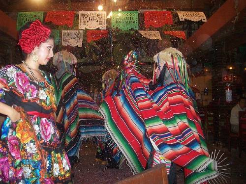 alt="נשים-בתלבושות-מסורתיות-צ'יאפס-מקסיקו>