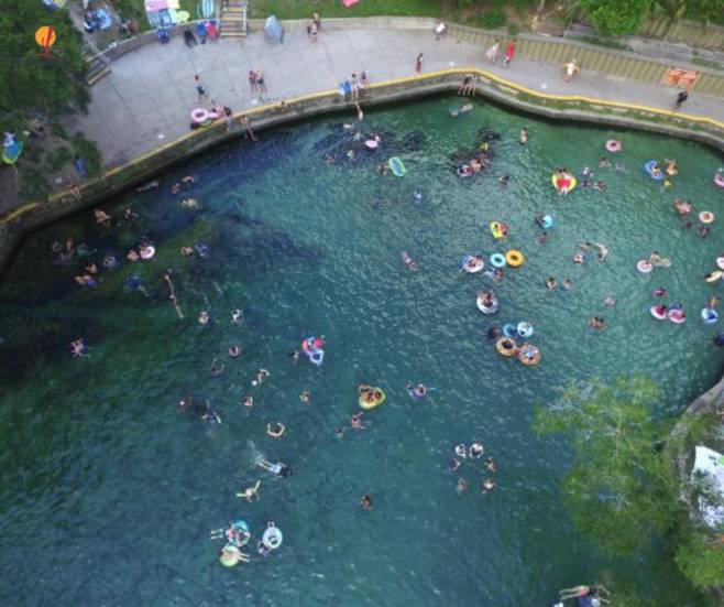 alt="אבובים-בריכה-מבט-מהאוויר-מעיינות-פלורידה">