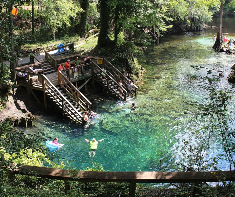 alt="מעיין-פלורידה-מדרגות-עץ">