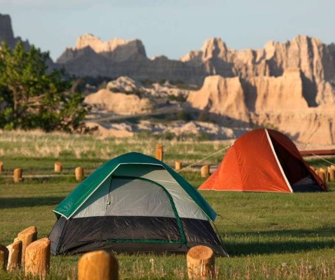 alt="שתי-אוהלים-הפארק-הלאומי-בדלנדס-אתר-קמפינג">