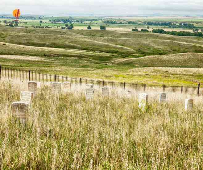 alt="בית-קברות-באתר-קרב-ליטל-ביגהורן">