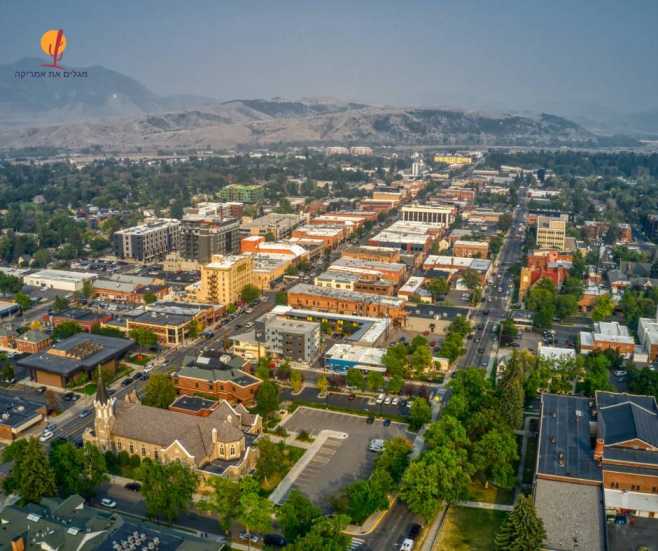 alt="מבט-אווירי-על-העיר-בוזמן-וההרים-ברקע">