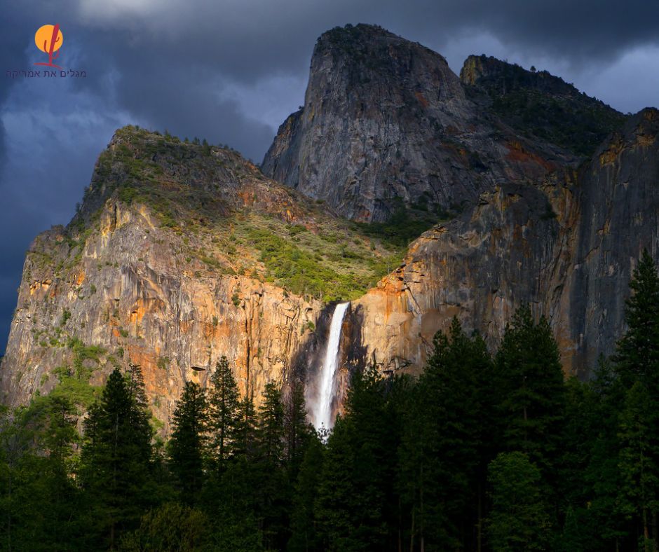 מפל הינומת הכלה Bridalveil Fall בעמק יוסמיטי קליפורניה באור שקיעה דרמטי