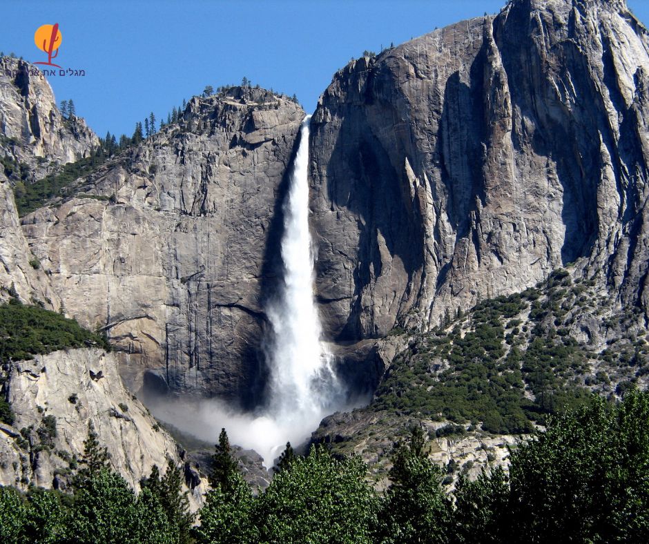 מפלי יוסמיטי העליונים Upper Yosemite Fall זרימה עוצמתית בעמק יוסמיטי קליפורניה
