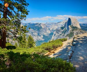תצפית גליישר פוינט Glacier Point ומבט אל צוק חצי הכיפה Half Dome בפארק לאומי יוסמיטי קליפורניה