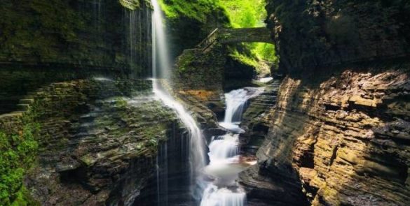 סדרת מפלים זורמים בתוך קניון האבן הצר של פארק המדינה ווטקינס גלן בניו יורק במהלך רוד טריפ בארה"ב