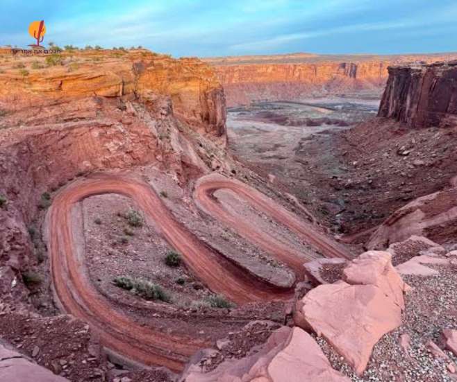 דרך עפר תלולה ומפותלת (Shafer Trail) היורדת בין מצוקים אדומים ענקיים בקניון בפארק הלאומי קניונלנדס