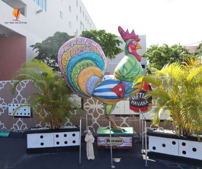 alt="פסל-תרנגול-צבעוני-ליטל-הוואנה-מיאמי">