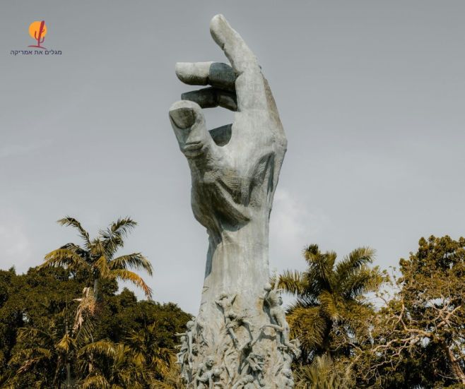 alt="פסל-יד-מושטת-באוויר-אנדרטת-השואה-מיאמי">