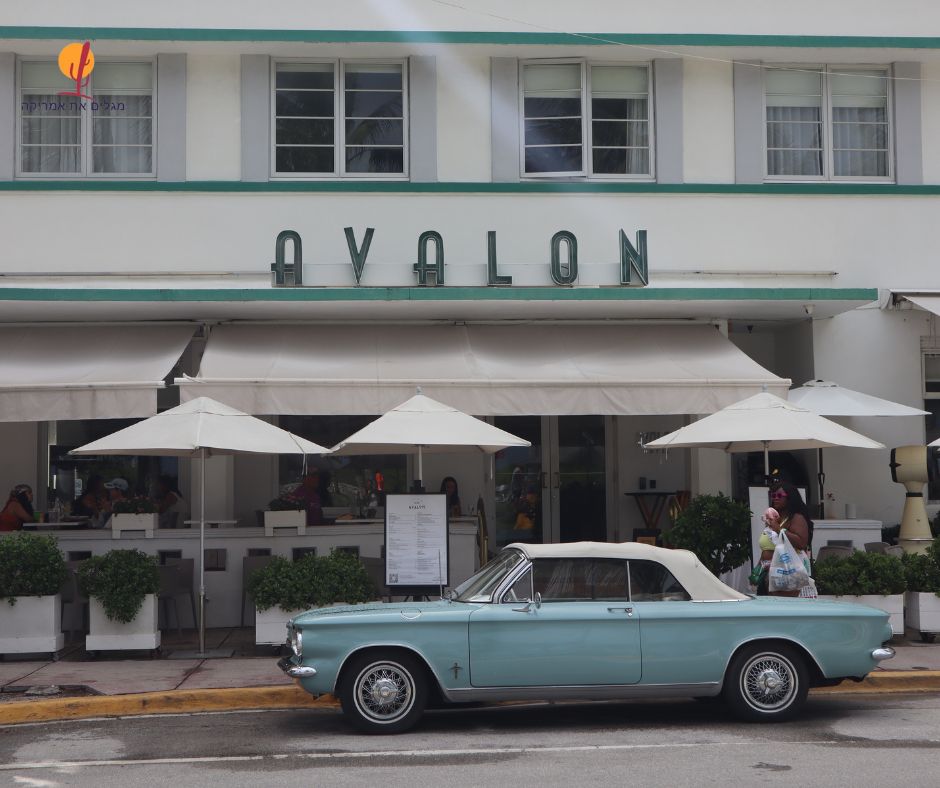 alt="מכונית-ישנה-בניין-ארט-דקו-מיאמי-פלורידה">