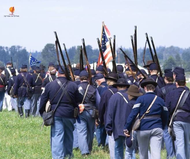 alt="חיילים-צועדים-עם-רובים-ודגל-מלחמת-האזרחים-האמריקאית">