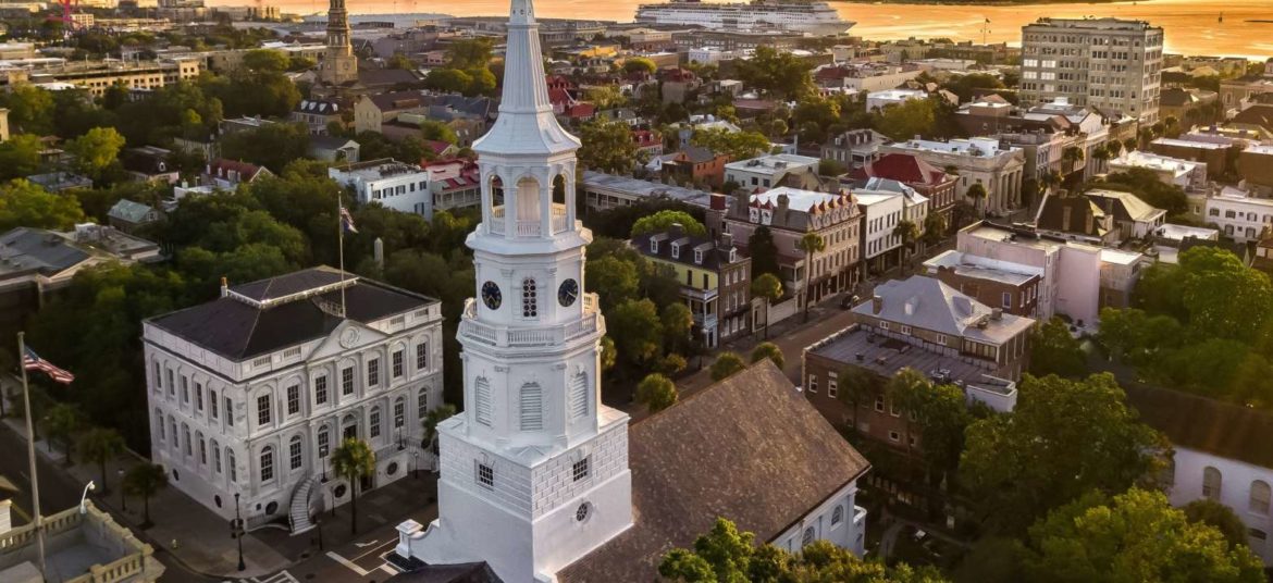 צילום אווירי של העיר צ'רלסטון בעת שקיעה, עם הצריחים המפורסמים וקו החוף של דרום קרוליינה במהלך רוד טריפ בארה"ב