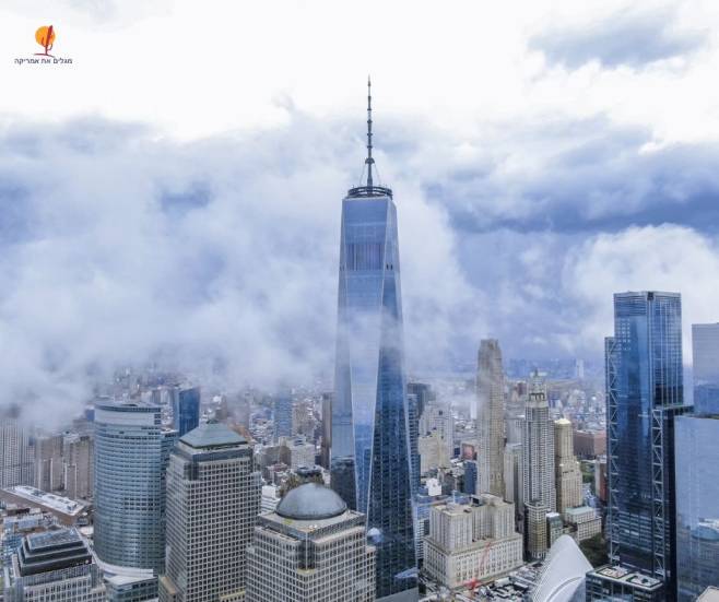 alt="מגדל-החירות-בין-העננים-ניו-יורק">