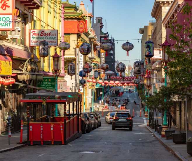 alt="רחוב-עם-קישוטים-סינים-ציי'נטאון-סן-פרנסיסקו">
