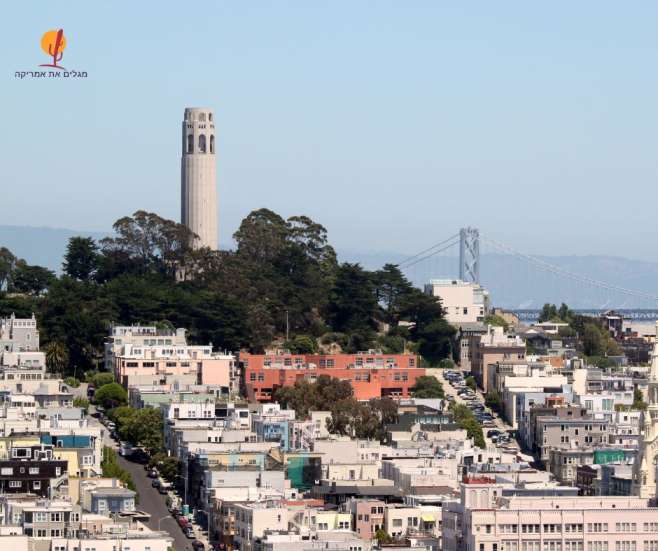 alt="מגדל-קויט-סן-פרנסיסקו-וברקע-גשר-המפרץ">
