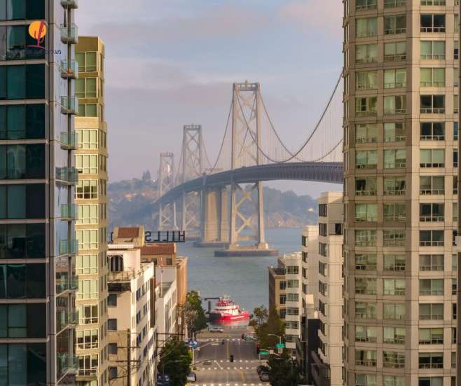 alt="רחוב-בסן-פרנסיסקו-וגשר-המפרץ">