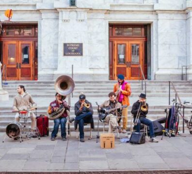 חבורת נגני רחוב מנגנים בכלי נשיפה (חצוצרה, טרומבון וסוסאפון) בקרן רחוב ברובע הצרפתי של ניו אורלינס.