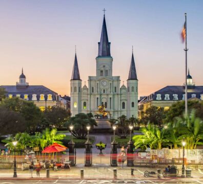חזית קתדרלת סנט לואיס (St. Louis Cathedral) בעלת שלושת הצריחים המשקיפה על כיכר ג'קסון בניו אורלינס, לואיזיאנה.