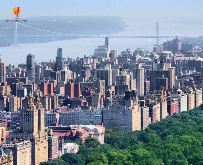 מבט אווירי על שכונת האפר ווסט סייד במנהטן, נהר ההדסון וגשר ג'ורג' וושינגטון המחבר בין ניו יורק לניו ג'רזי